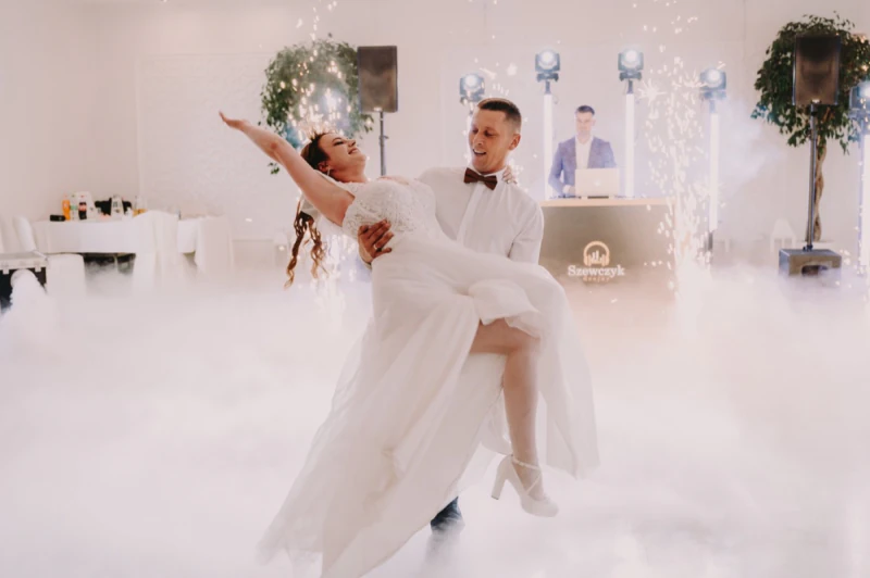Pierwszy taniec pary młodej w ciężkim dymie na sali weselnej